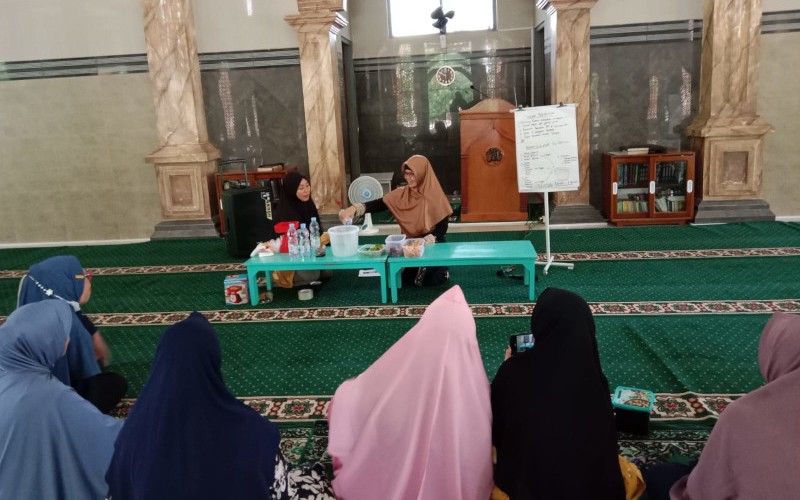 Pembuatan Eco Enzyme bersama Majelis Ta'lim Wanita di Mesjid Hidayatul Ihsan, Desa Terusan Kecamatan Sindang Indramayu